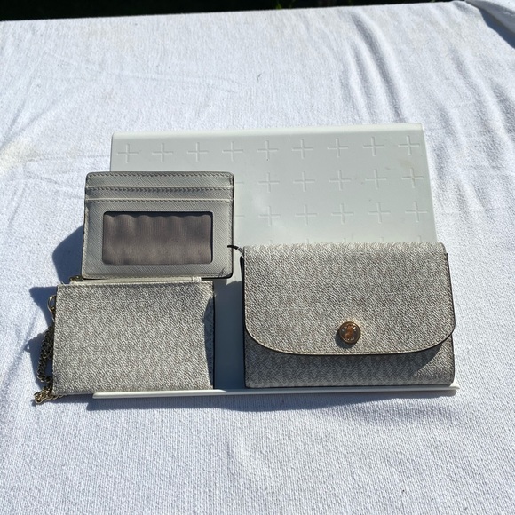 Michael Kors 3 in 1 Medium Flap Wallet - Picture 2 of 3